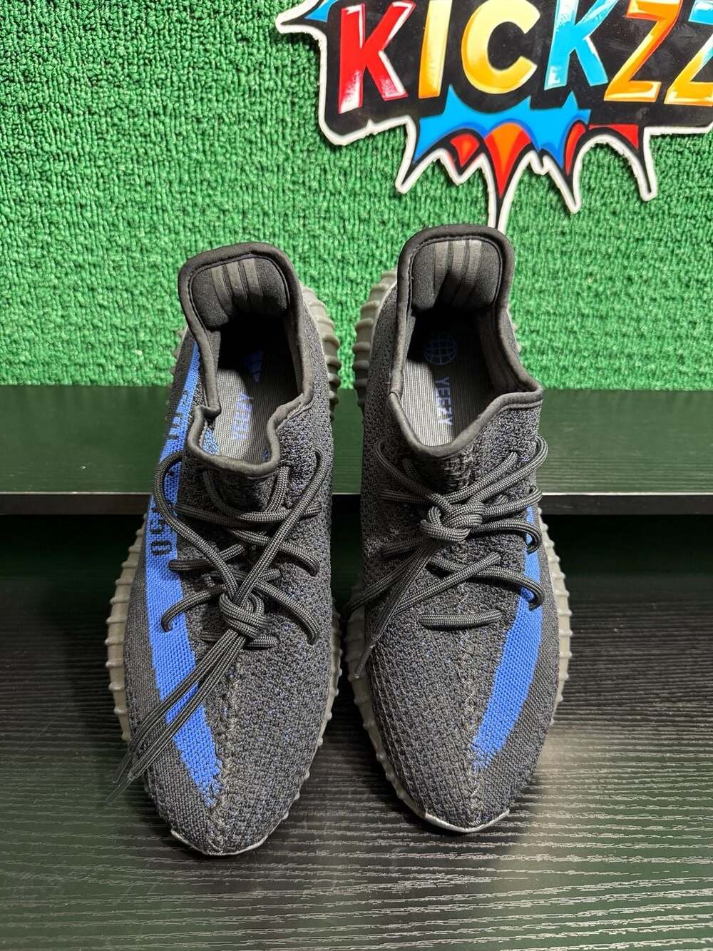 adidas Yeezy Boost 350 V2 Dazzling Blue Men’s Size 11 Brand New - Picture 4 of 5